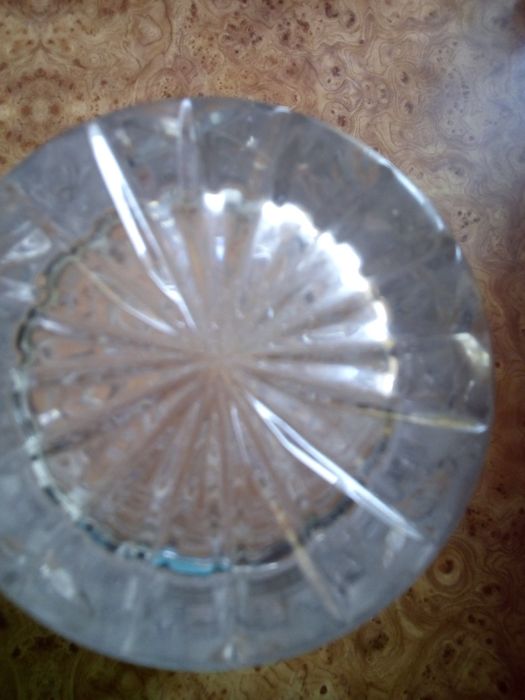 Вазы хрустальная и расписное стекло