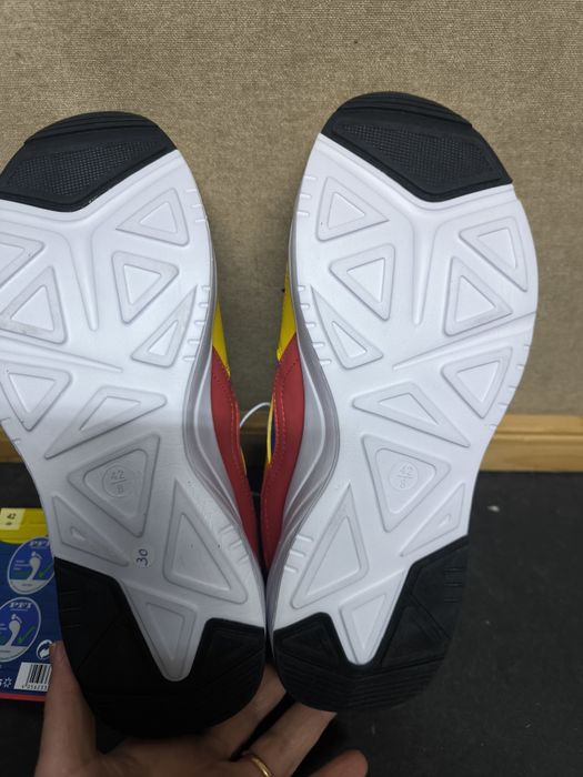 Sapatilhas Lidl Azuis e Amarelas.
Sapatilhas desportivas com um design