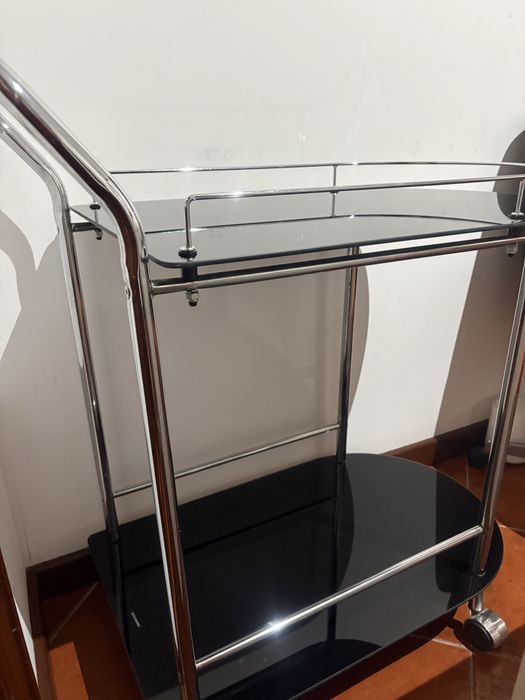 Carrinho bar/apoio em vidro preto e inox com rodinhas – ótimo estado