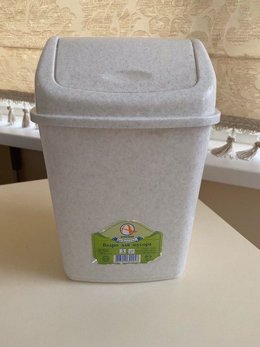 Ведро для мусора 5л новое продам!
