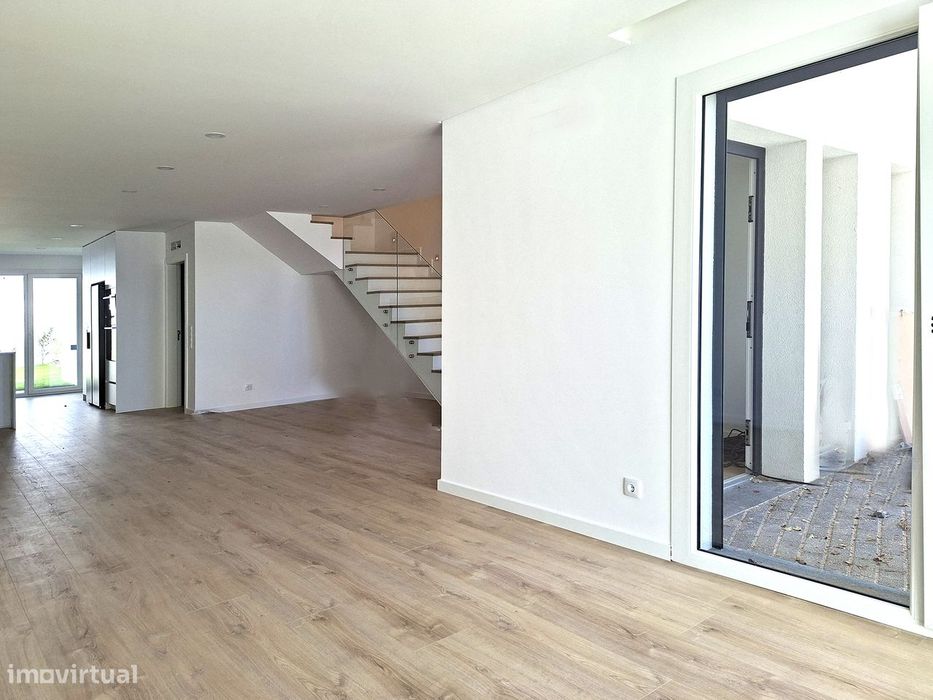 Moradia T3 nova com jardim em São Domingos de Rana