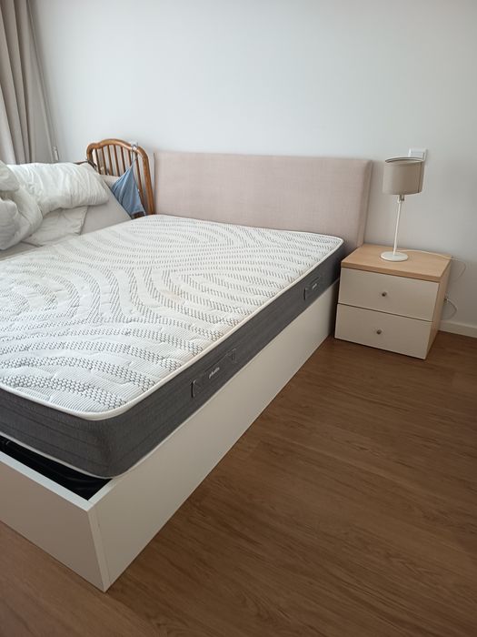 Cama e mesinhas de cabeceira