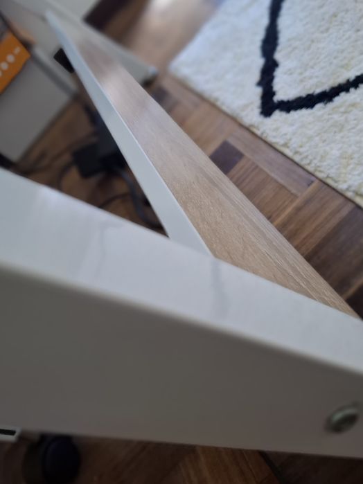 Mesa de computador madeira e metal em branco