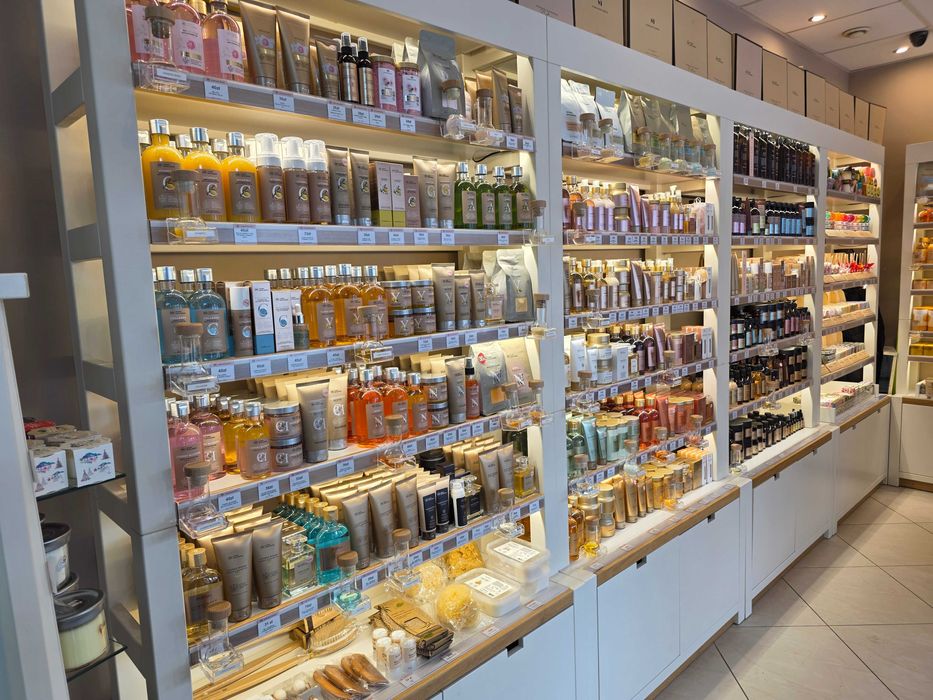 Wyposażenie sklepu/Regały+lada+ekspozytory+ przęt kasowy+ oświetlenie