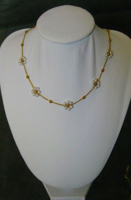 Colar Aço Dourado c/ Flores Brancas ALDO NOVO