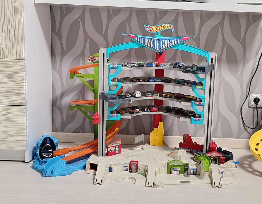 Мега гараж Хот Вилс. Большой гараж.