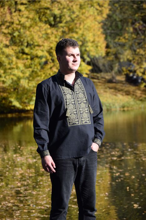 Чоловіча вишиванка чорного кольору