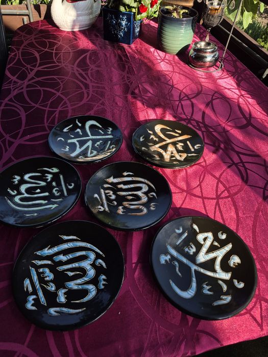 Talerze z kaligrafią arabską 6szt