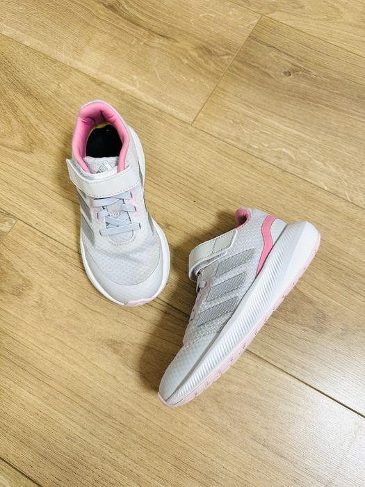 Сірі текстильні дитячі кросівки для дівчаток adidas RUNFALCON 3.0 EL K