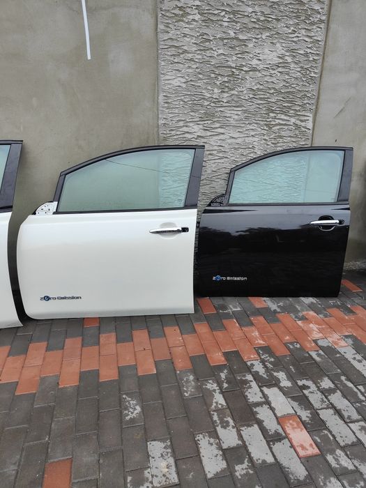 Nissan Leaf 2017-2022 двери комплект. Белые, черные и коричневые.