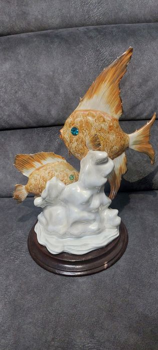 Estátua de peixes em porcelana e madeira