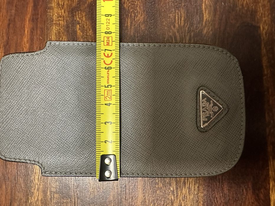 Bolsa em pele cinzenta da Prada