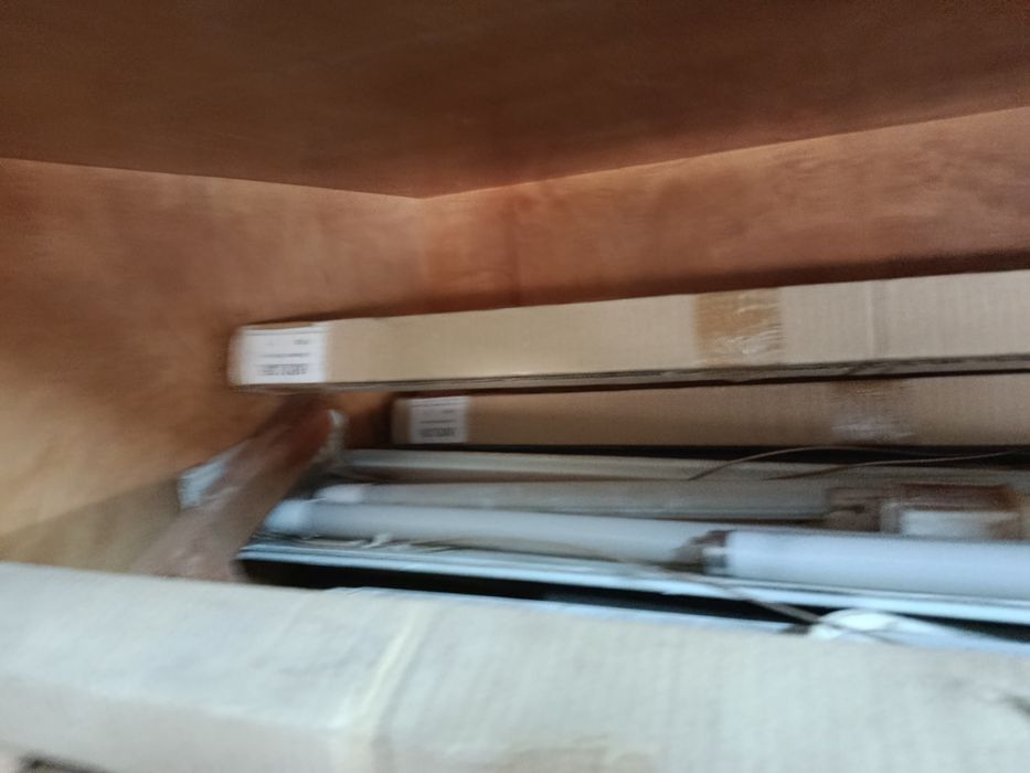 armadura de luz fluorescente ou LED sem a cobertura difusora.