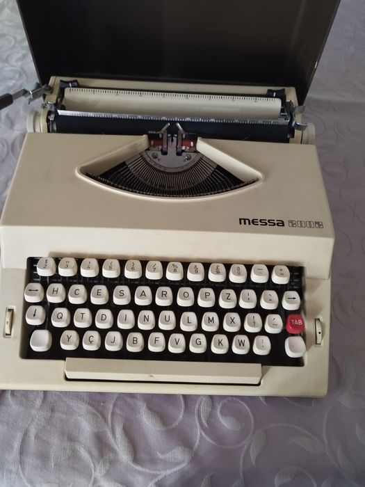 Maquitde escrever antiga, teclado HCESAR