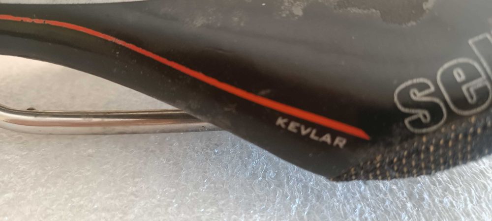 Selim selle italia em Kevlar