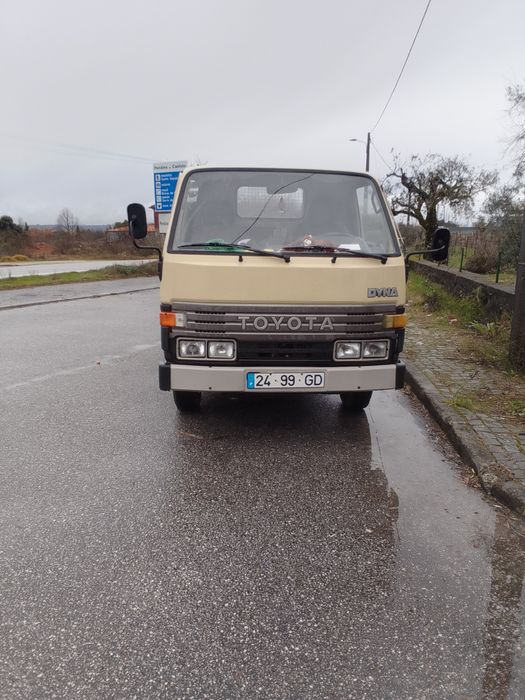 Vende-se carrinha Toyota Dina