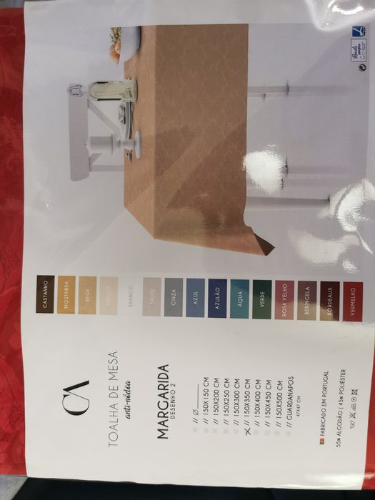 Toalha grande em vermelho.