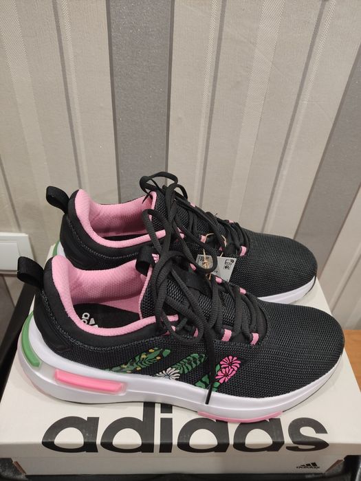 Кроссовки фирмы ADIDAS оригинальные новые 41 размера