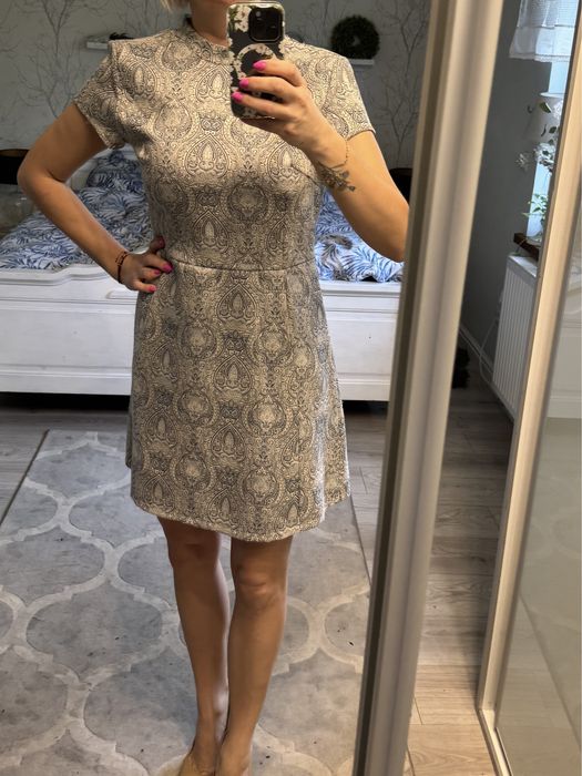 Piekna wzorzysta sukienka. Oasis