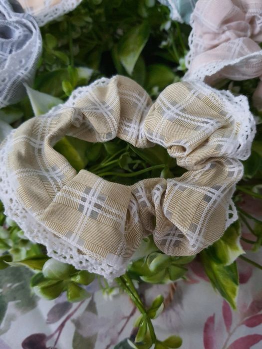 Gumka do włosów scrunchie z koronką hand made