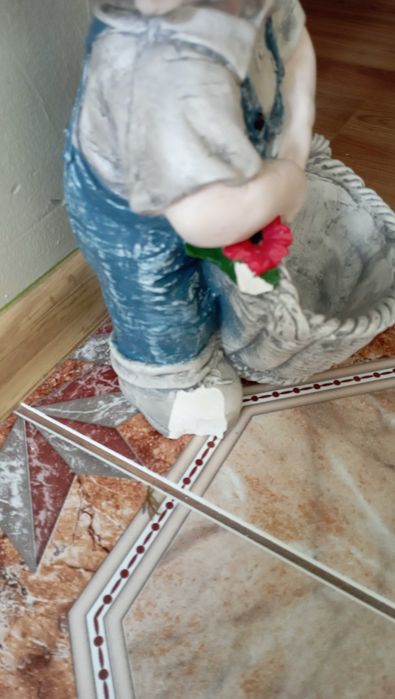 Figurka gips. Chłopiec