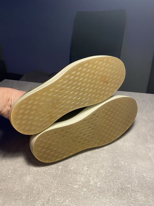 Продам кроссовки ecco