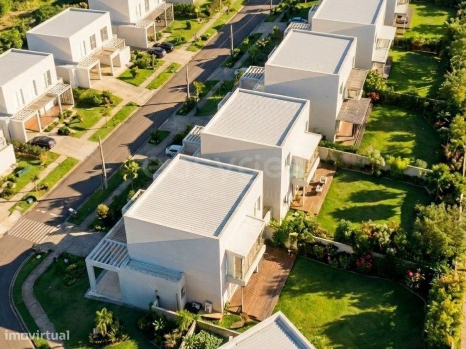 Lote 465 m2 para construção de moradia com 2 pisos e garagem em Tor...