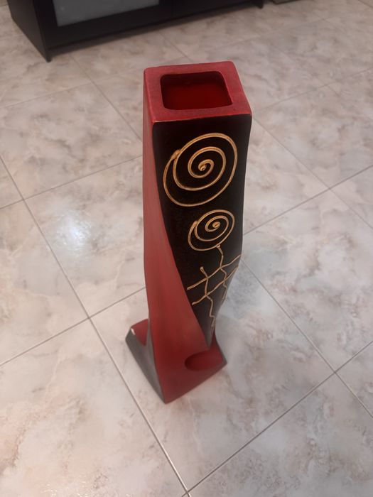 Vaso Decorativo de Chão em Madeira | Design Moderno Vermelho e Preto