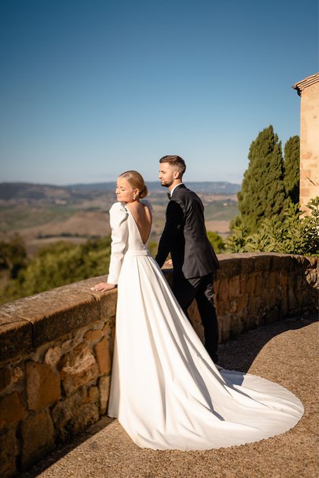 Suknia slubna miniamlistyczna prosta elegancka