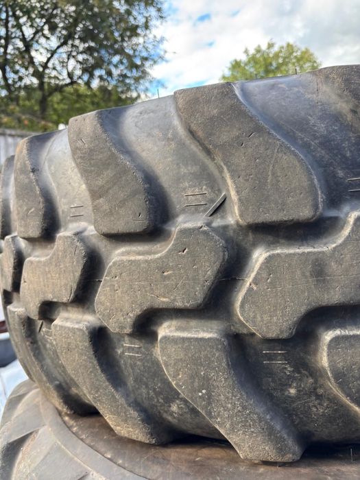 Opony 405/70 R18 8 sztuk CAT Ładowarka