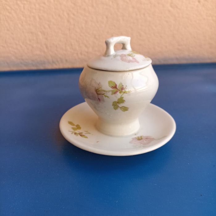 Mostardeira Real Fábrica Sacavém com tampa motivo floral Século XIX