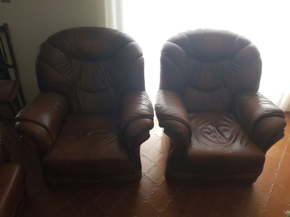 Três Sofas de pele castanha com detalhes em madeira