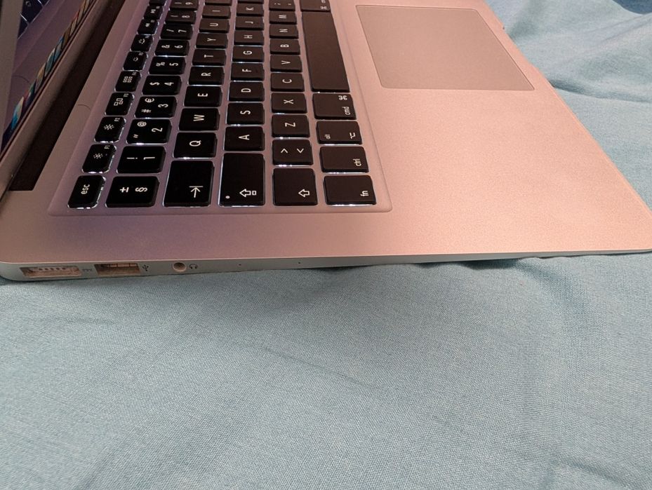 Apple MacBook Air 13” A1466 – i5 / 8GB Ram  / 128GB SSD – como novo