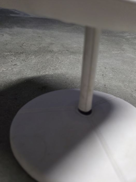 Poltrona reclinável branca com puff — ótima condição