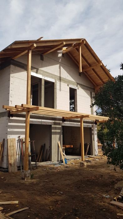 Modrzew więźba deski elewacyjne podbitka dłużyca krokwie