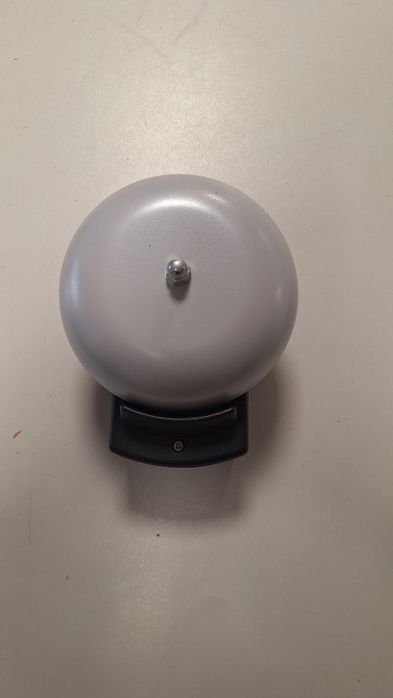 Campainha elétrica grande, cerca de 15cm diâmetro.