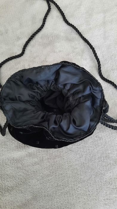 Cluntch de veludo e missangas