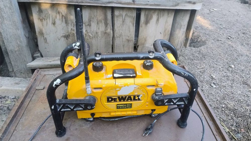 будівельний радіоприймач і зарядний пристрій DeWalt DC011.