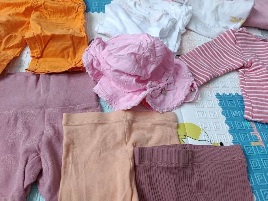 Pack com perto de 100 peças de roupa de menina bebé
