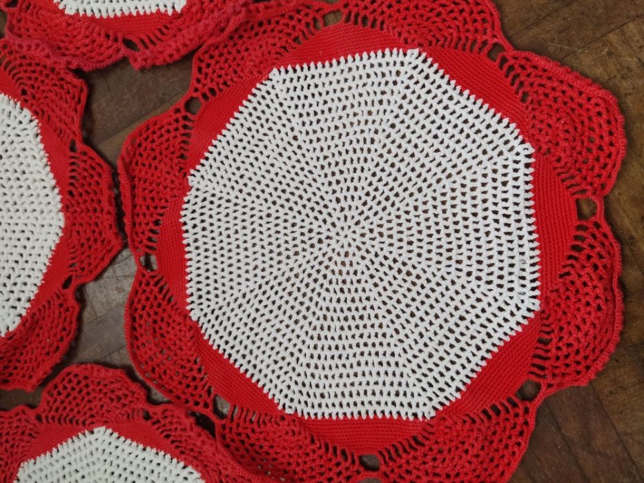 Naperons em renda de crochet vermelho e branco (4)