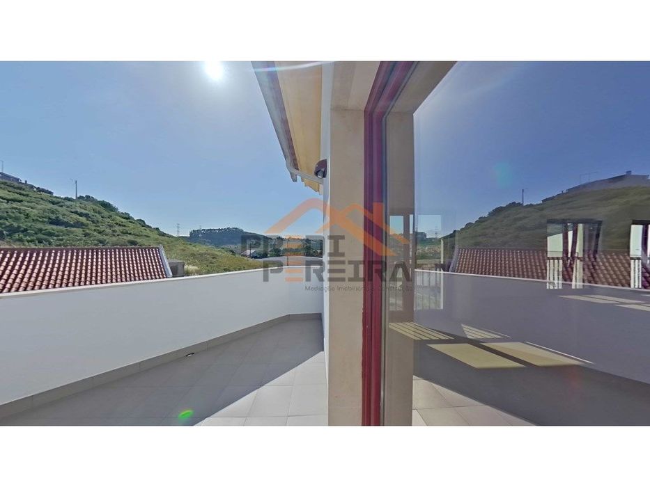 Apartamento T3 duplex remodelado, com box, situado em Casal de Cambra.