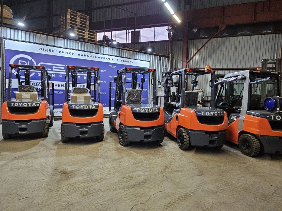 Навантажувачі вилкові в Києві. Вилочные погрузчики Тойота.