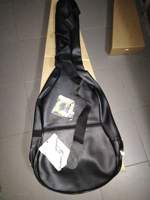 Guitarra western preta acústica cordas aço.