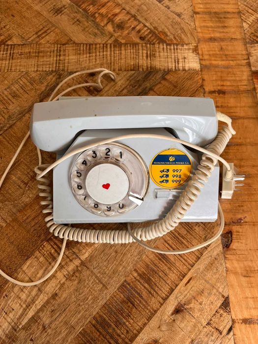 Stary telefon stacjonarny PRL
