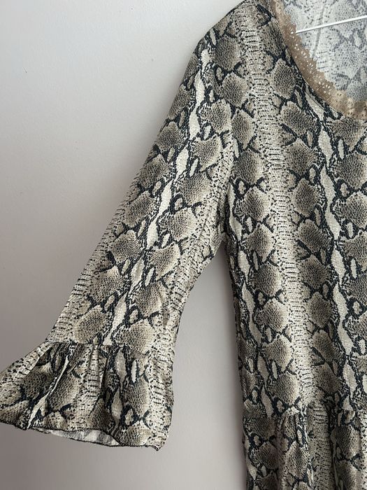 Sukienka we wzór skóry węża