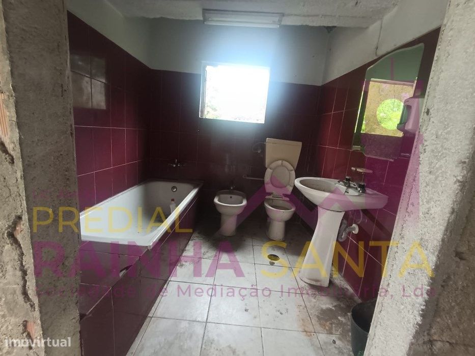 Moradia em 2 pisos para reabilitar. Quintal e anexo-Lousã