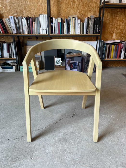 Cadeira em faia com braços - 16 Unid