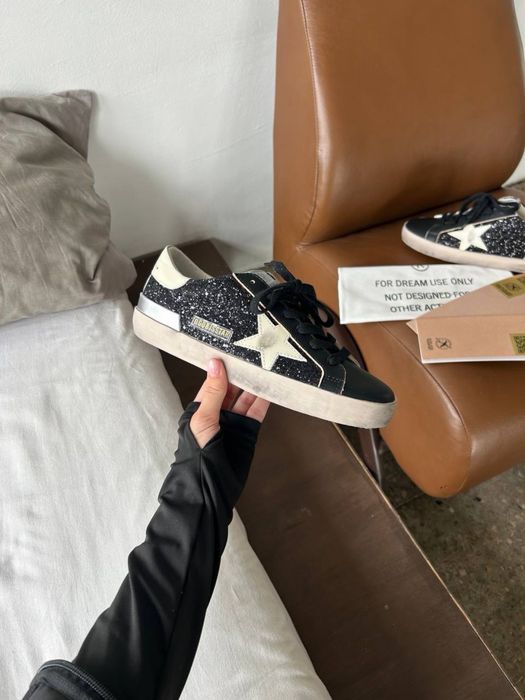 Трендові жіночі блискучі кросівки Golden Goose GB Sparkles black white