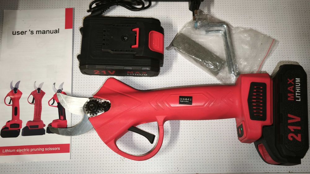 Tesoura de poda Nova com 2 baterias