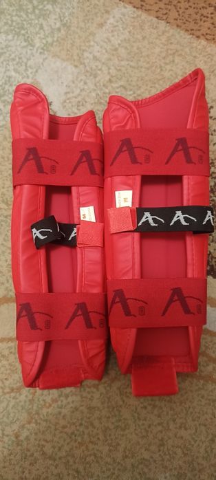 Rękawice i ochraniacze na nogi do karate